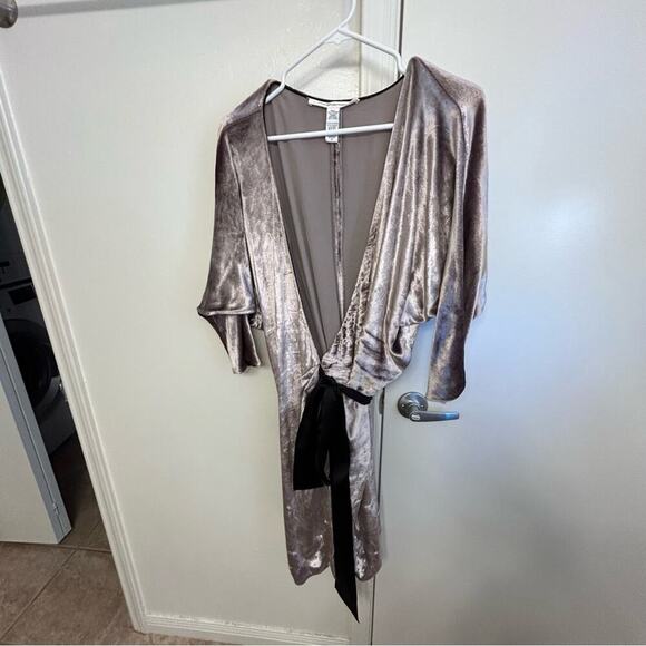 Diane von Furstenberg Velvet Wrap Dress Size 12 - Picture 3 of 9